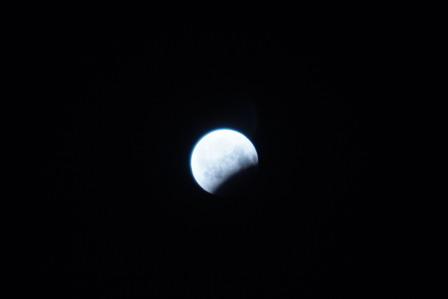 eclissi parziale di luna 16AGO08_ (21).JPG